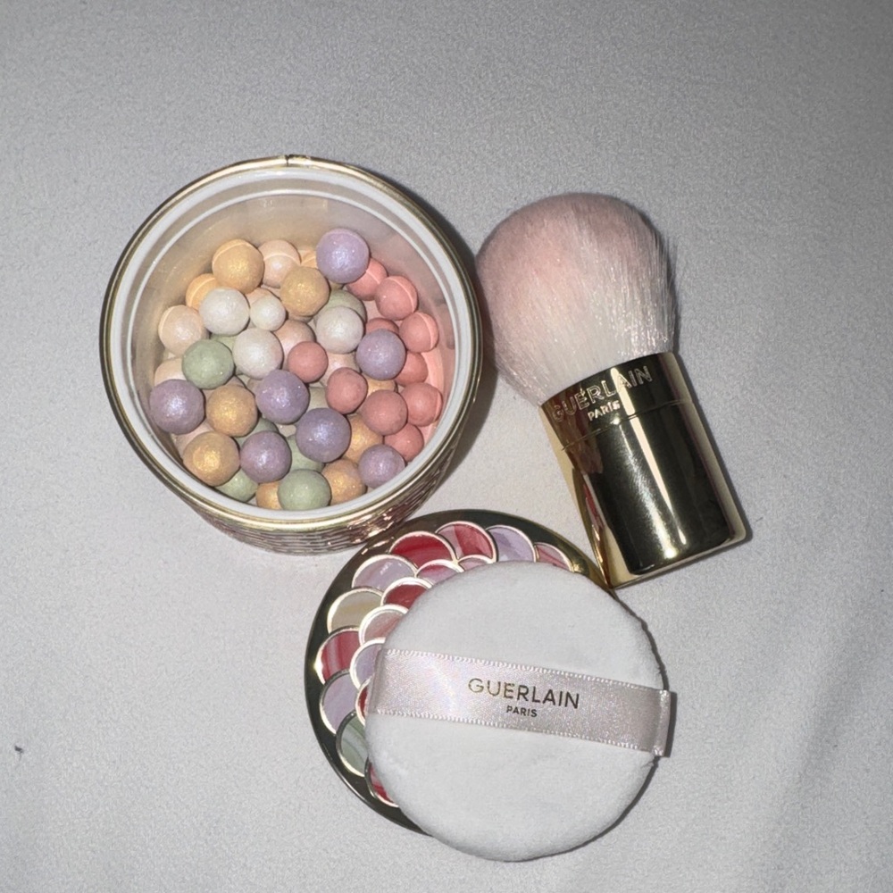GUERLAIN Meteorites Illuminating Pearls with Kabuki Brush - Multicolor Pastel